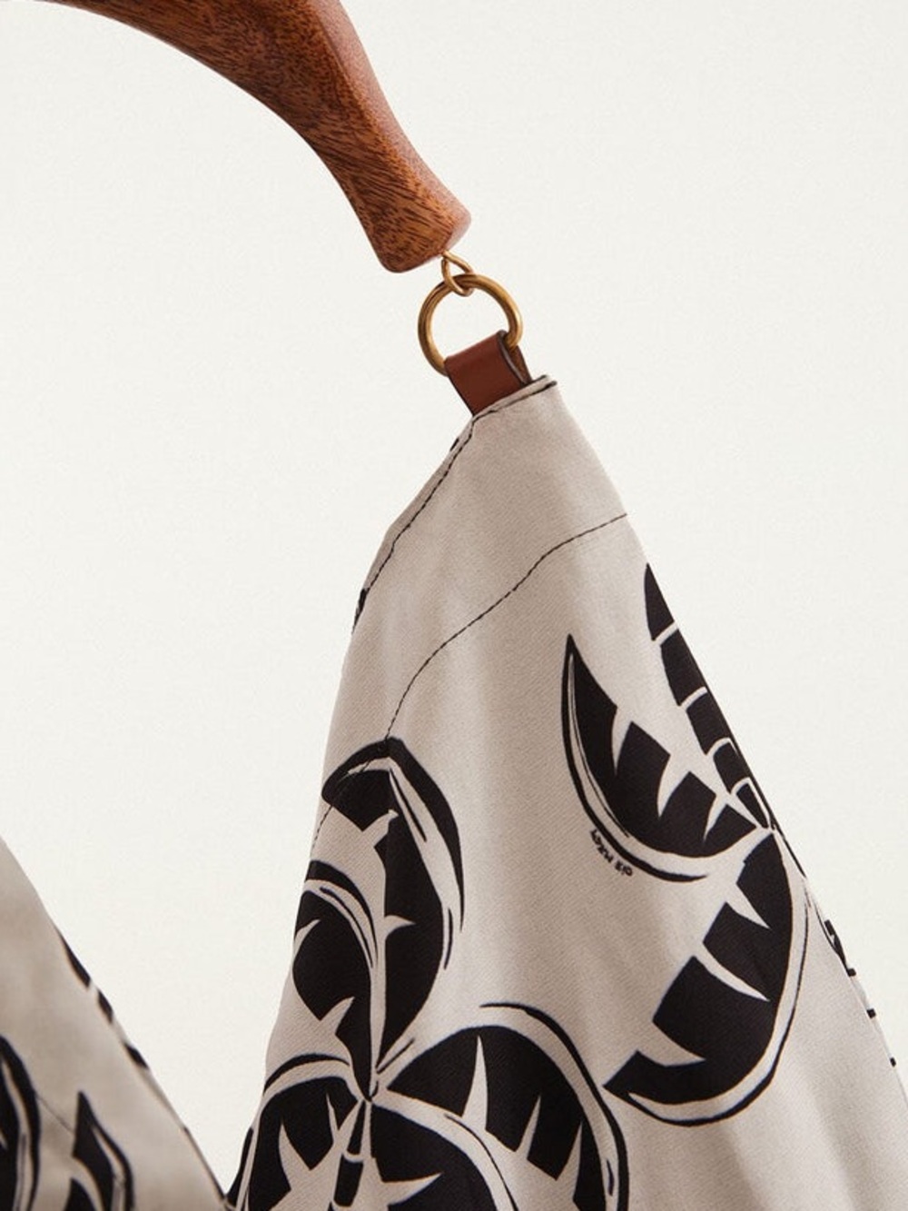 NEW FARM Rio Black And White Scarf Tote Bag Wood Handle Reversible Palm Trees - Picture 6 of 12